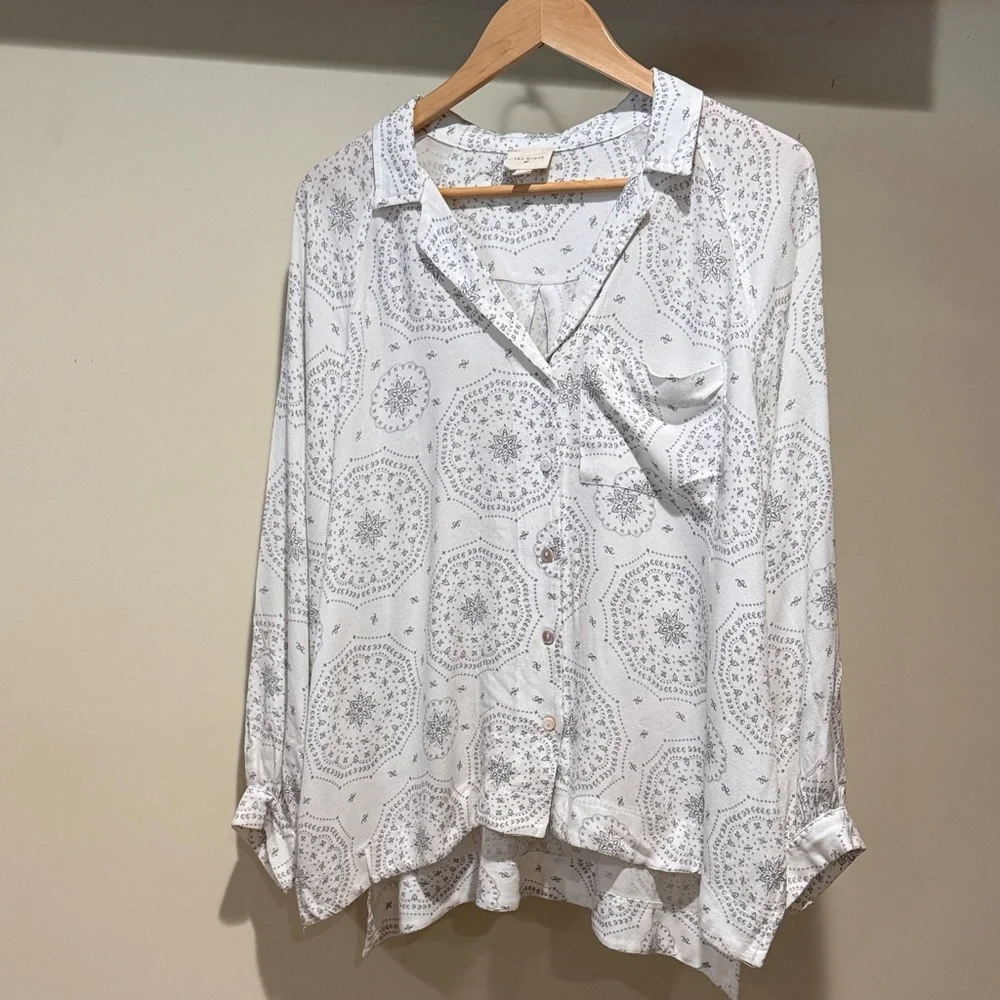Elegant White Patterned Blouse - Picture 1 of 6